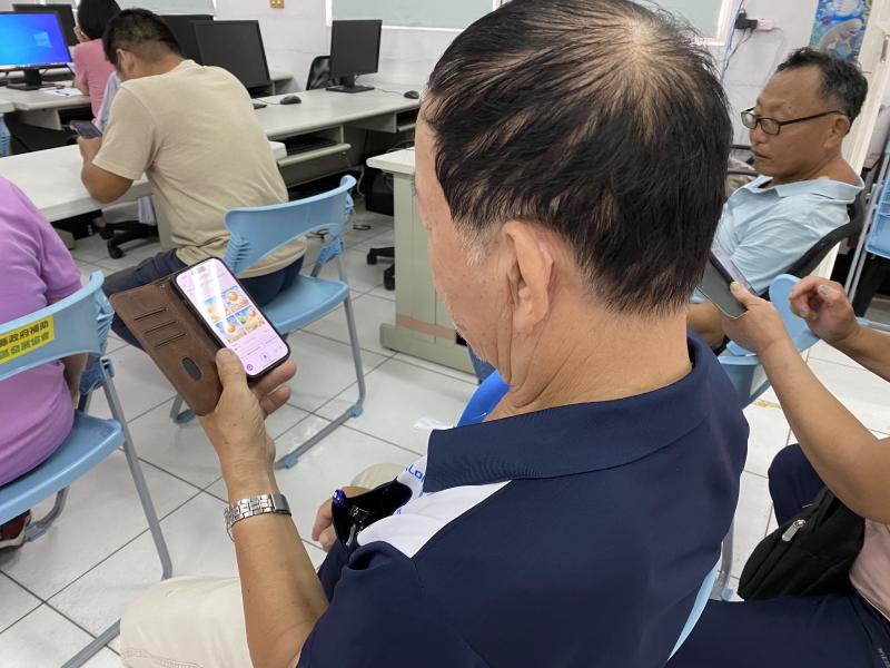 長者用AI工具製作了一張張精美的早安圖卡