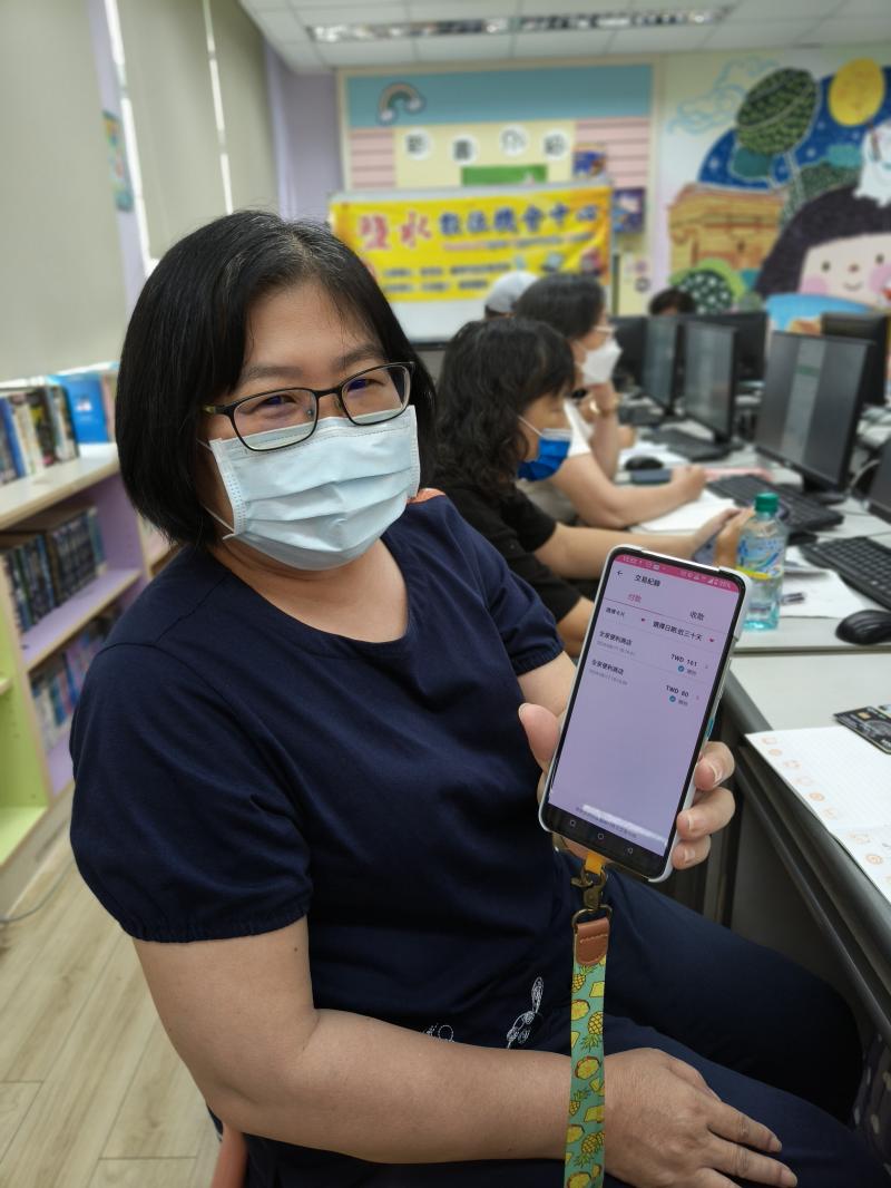 學會手機綁定卡片,出門輕輕鬆鬆,付款超方便。