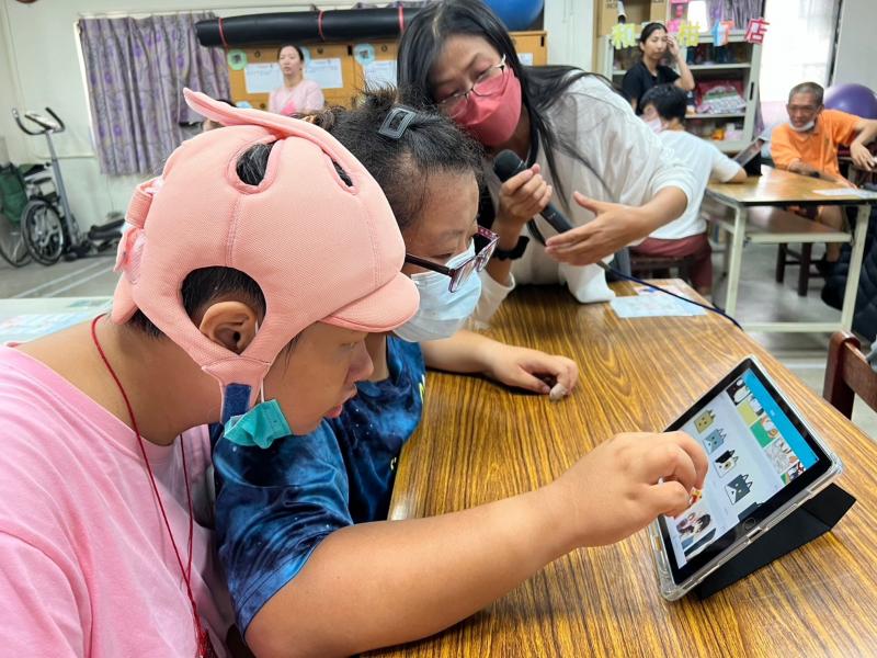 講師教導學員如何將自己喜歡的圖案上色