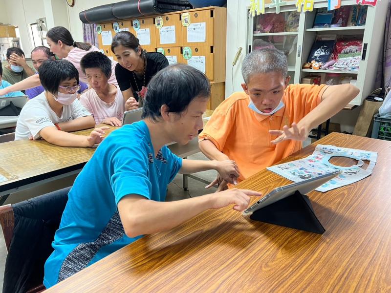 學員努力修飾將印製於馬克杯上的圖案