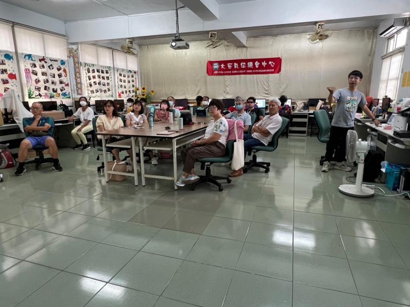 課堂上講師介紹人工智慧聊天機器人可以為我們做什麼？