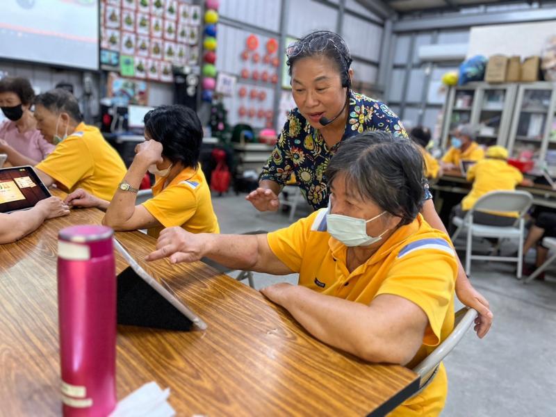 老師指導學員玩~水果忍者-爽快切水果。