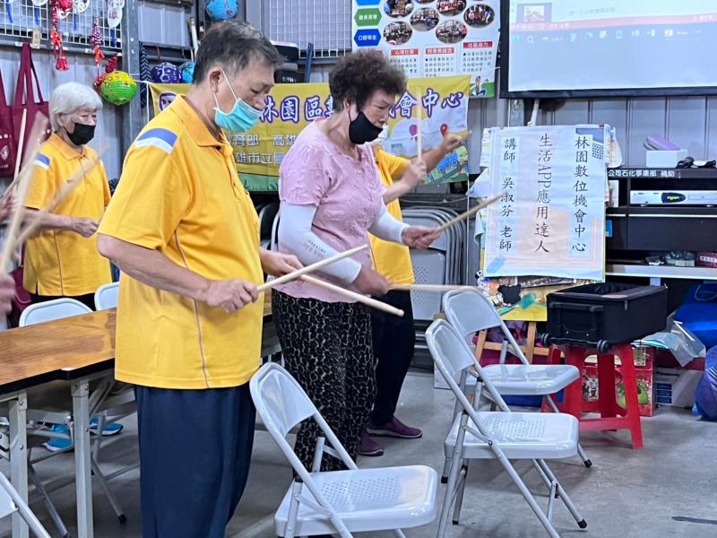 隨著數位音樂打起節奏，隨著音樂響起，敲擊樂不斷(左左右右上上下下)……