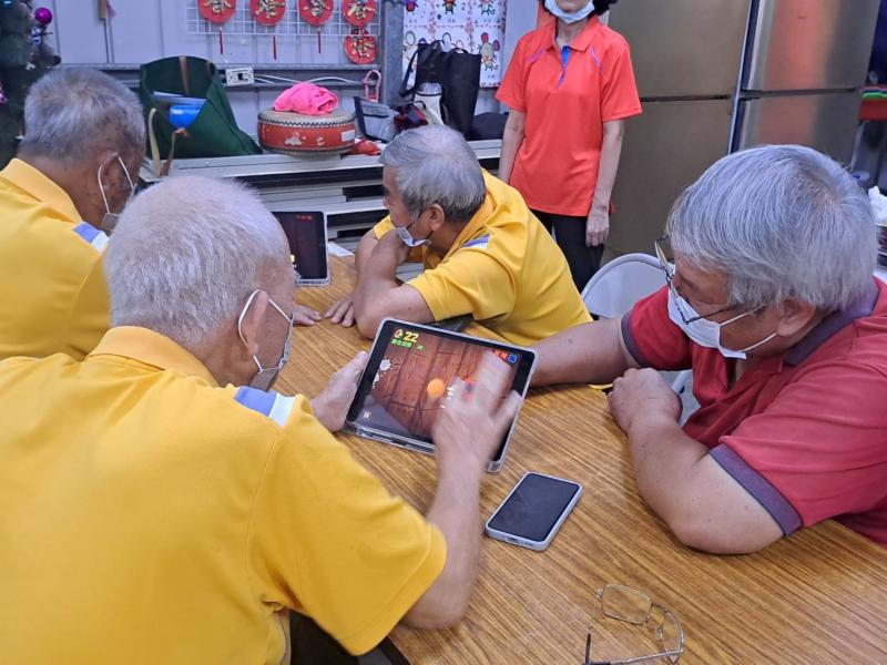 生活APP應用~社區課程學員上課的認真情形。