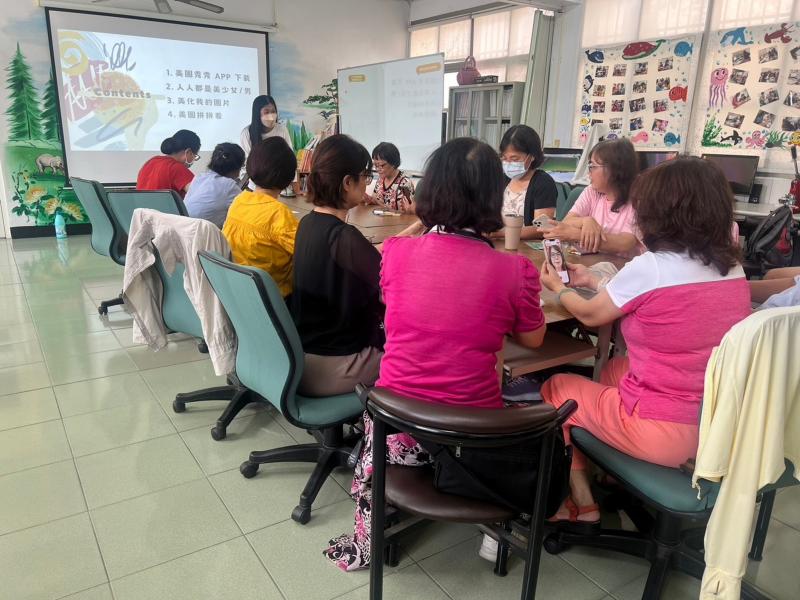 課堂上講師介紹美圖秀秀APP的功能與照片編修功能