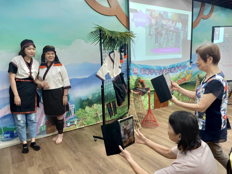 學員們練習攝影技巧