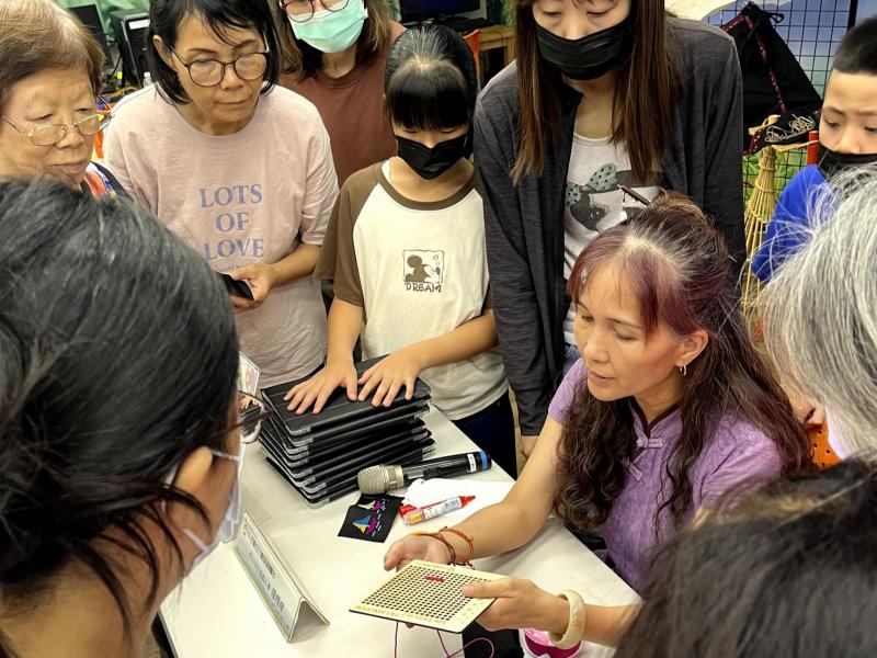 老師講解十字繡針法