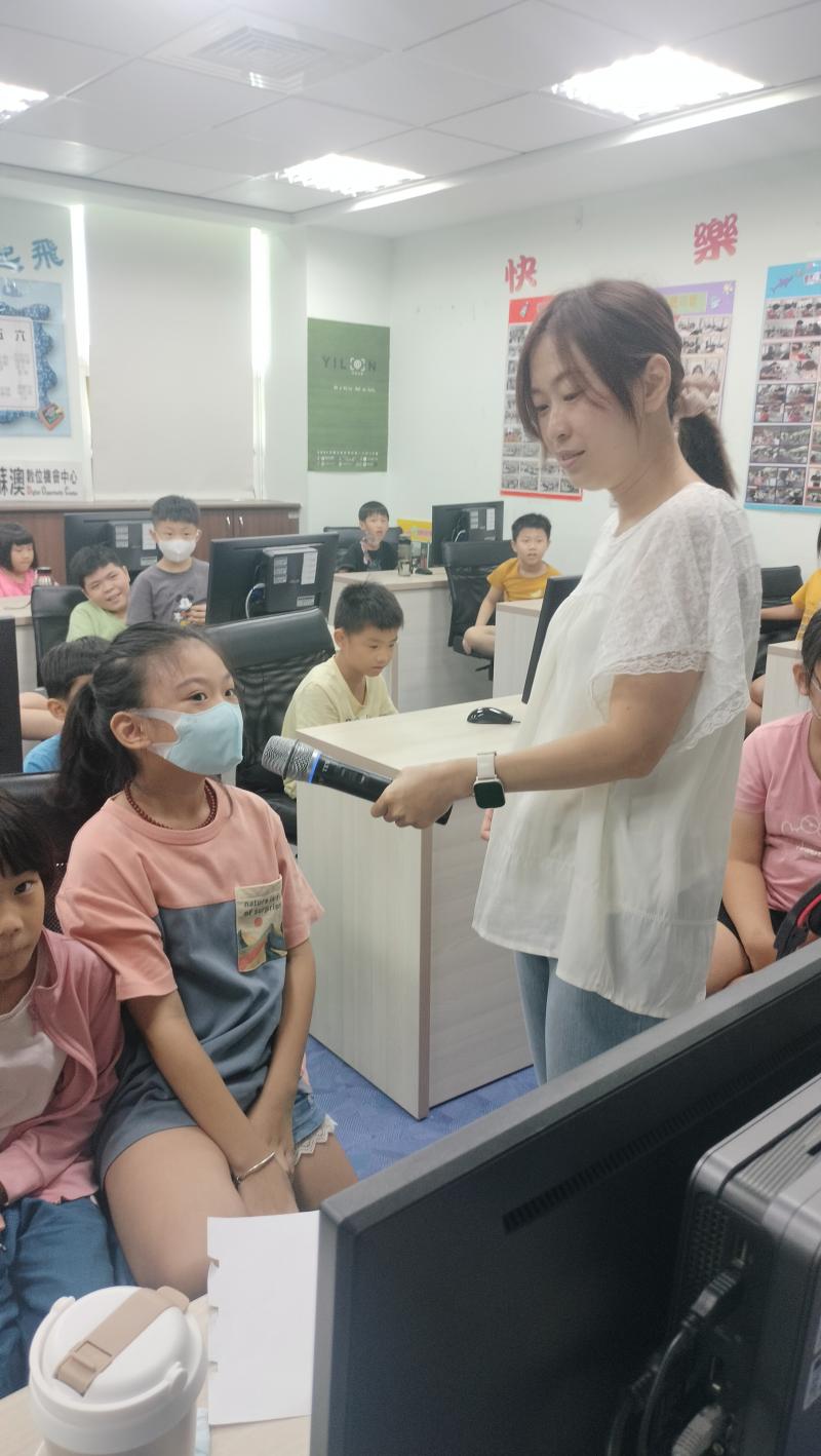 課程中介紹了不同的影音製作軟體，從基礎的剪輯技巧到進階的特效應用，讓我對影音製作有了全面的認識。透過實作練習，我學會了如何編排畫面、調整音效，甚至是如何選擇合適的背景音樂，這些都是提升作品質感的關鍵要素。