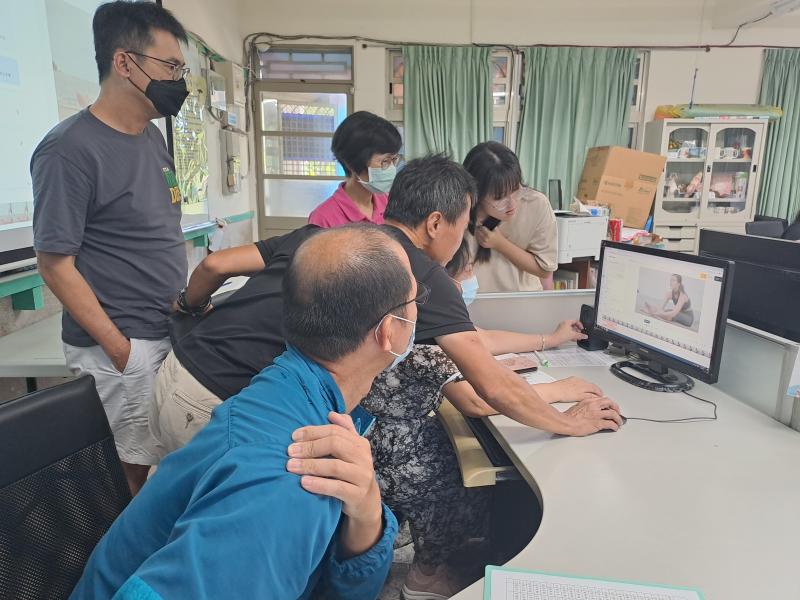 老師親自操作幫學員介紹課程互動軟體介紹。