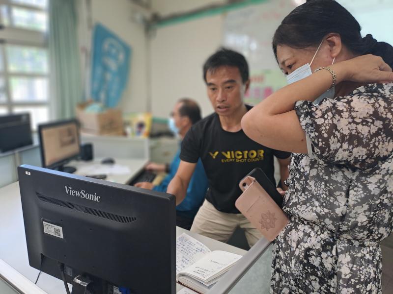 學員有問題馬上請老師幫忙。