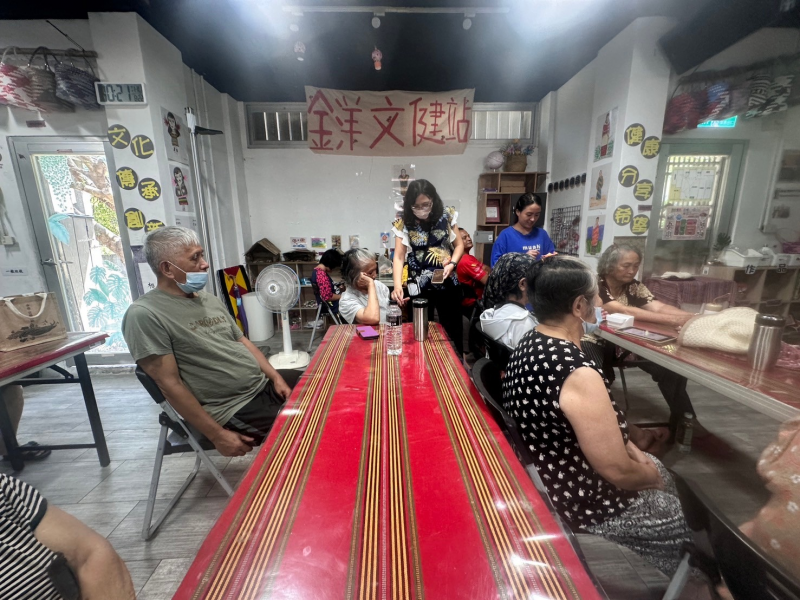 長者們積極參與課程的互動,提出了許多有趣的問題,並分享了他們在日常生活中遇到的網絡安全挑戰。