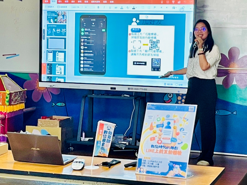 講師協助教學提出操作問題的學員