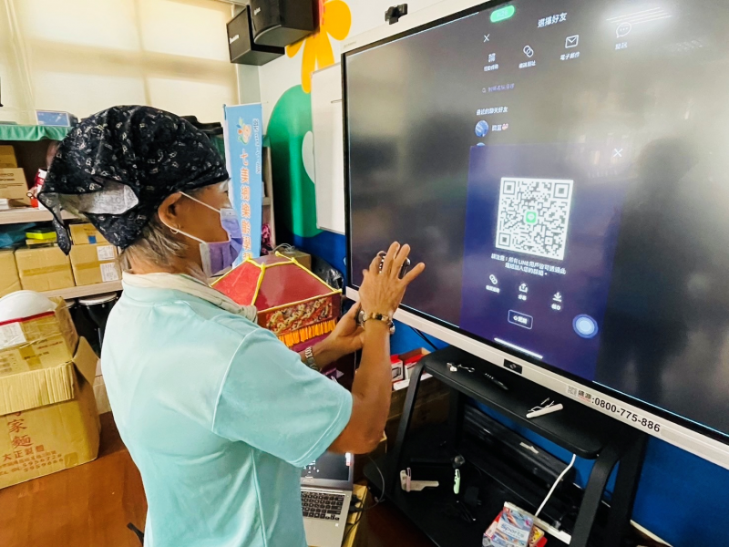 學員嘗試掃描 QR CODE加入群組