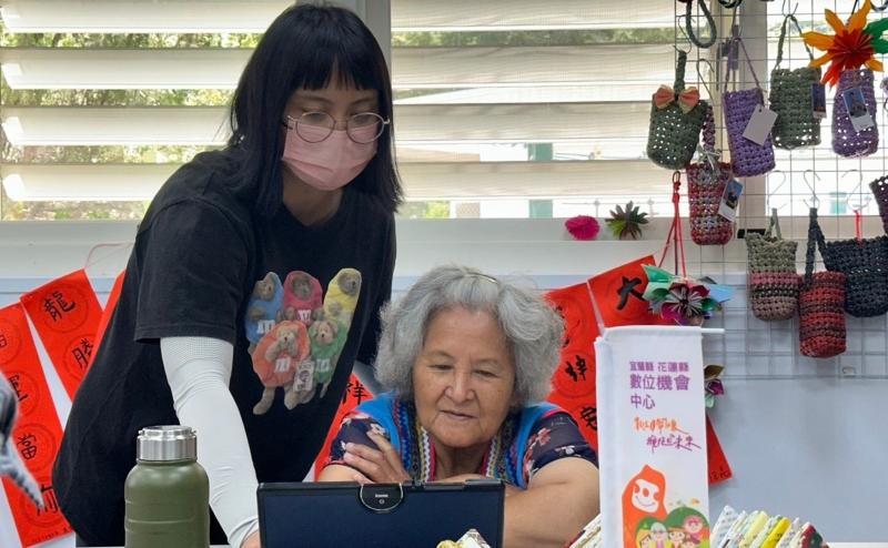 照服員也是數位志工一起教長輩學習平板