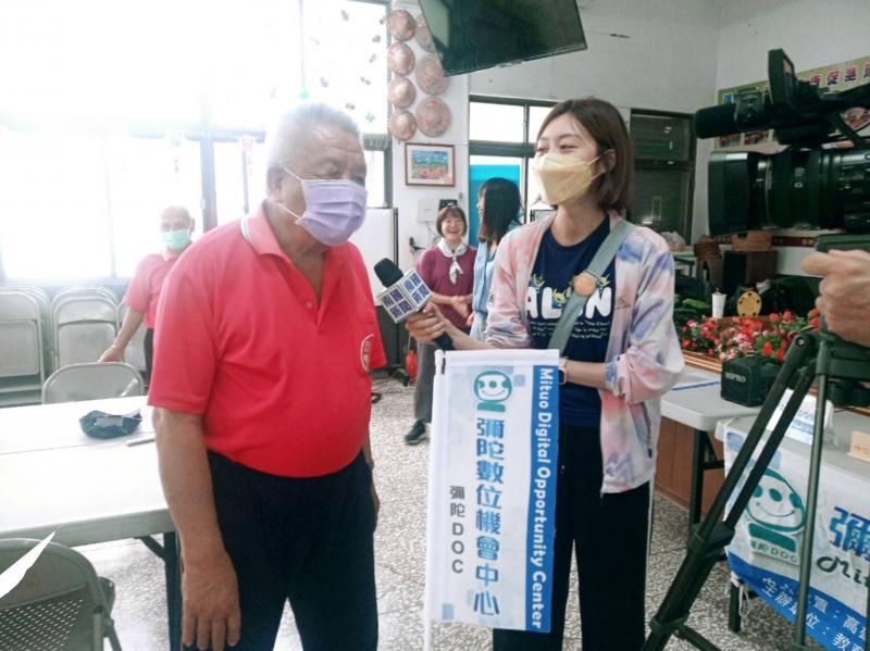 長輩學員接受南國新聞採訪，分享學習防詐騙的心得。