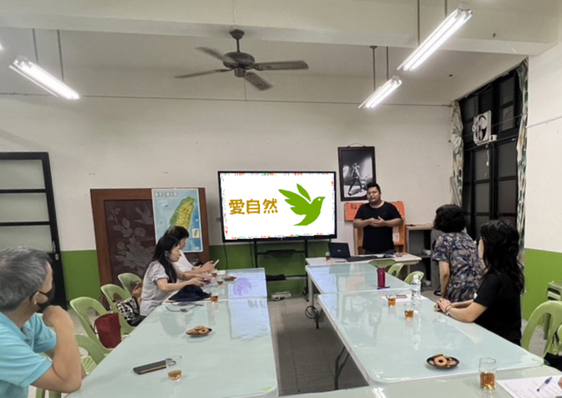 老師在課堂上指導學員使用生態應用APP，如Picture This、Merlin鳥類識別、iNaturalist愛自然及Rock Identifier。學員們透過這些APP學習如何識別和記錄周邊的動植物。