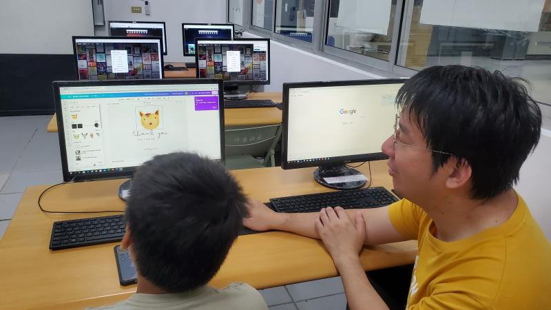 教導小朋友製作明信片,過程中樂趣無窮透過不斷練習，愈來愈棒哦 ！