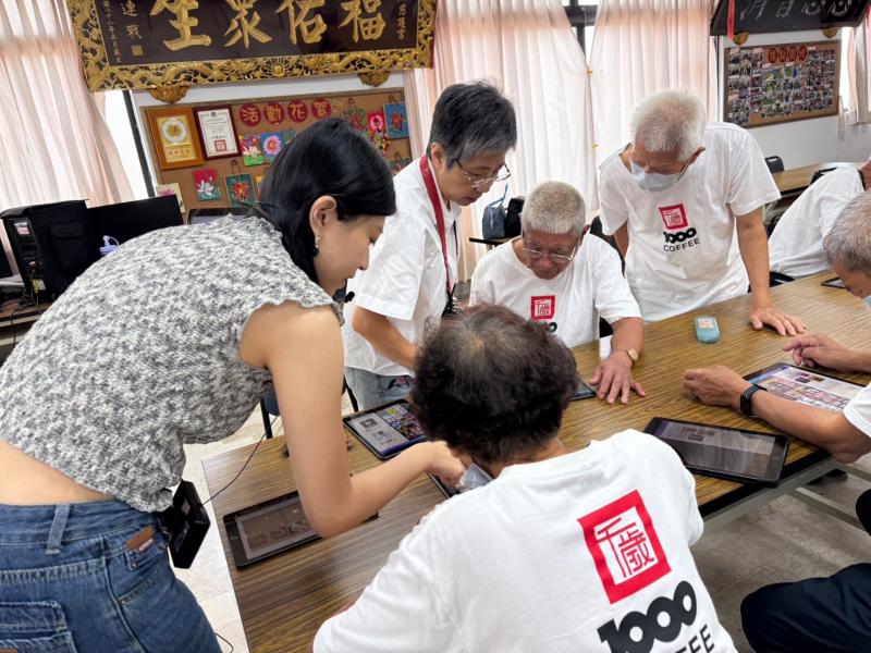 透過老師的引導，學員們按照步驟來操作平板。
