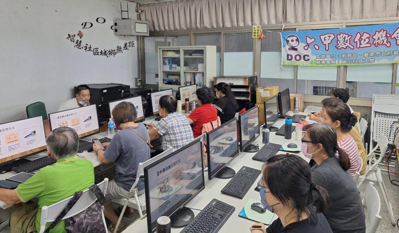 老師認真地向學員介紹雷雕種類，學員專心地聽講。