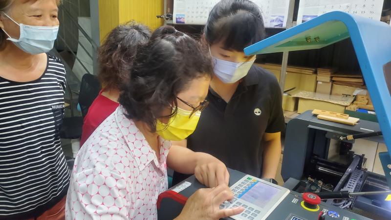 學員親自使用雷雕機