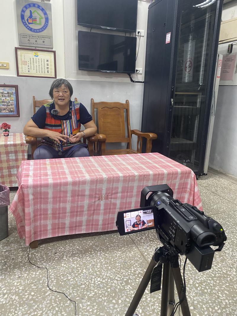 社區的長輩們一一接受訪談，雖然很少面對鏡頭，但都表現得落落大方。