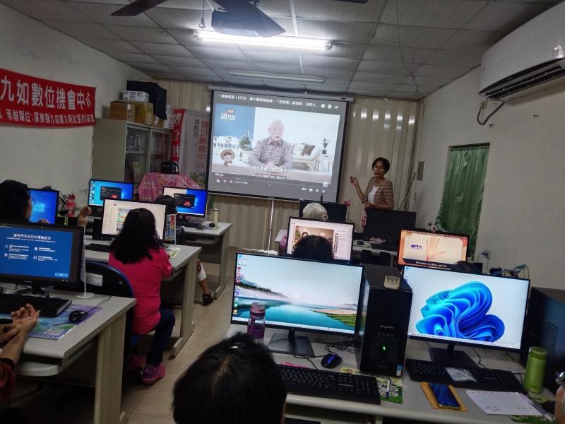 老師向學員介紹運用植物醫學APP讓學員改善亞健康