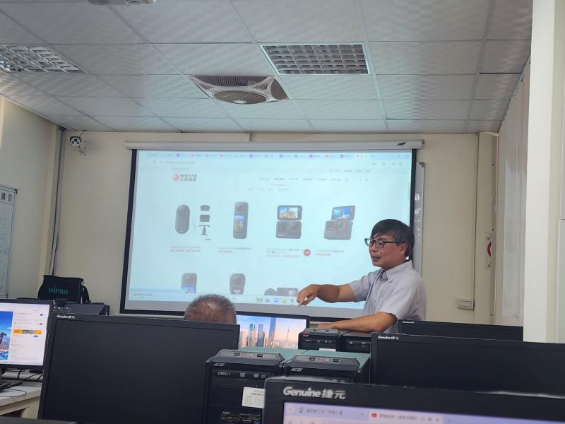 在這次的VR體驗課程中，社區學員們有機會親身體驗最新的科技設備。