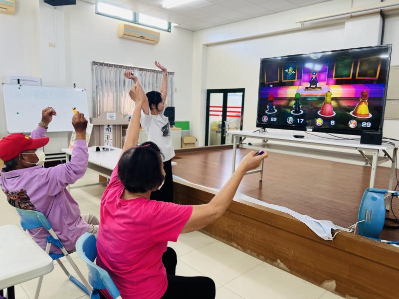 講師帶領學員一起運用數位設備運動