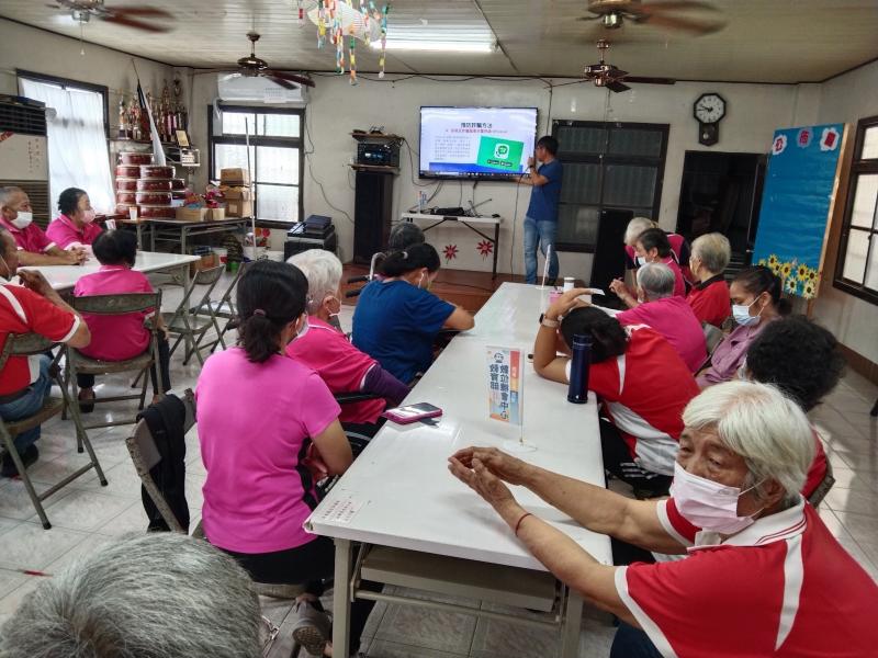 老師向學員說明現在一些網路詐騙手法及如何預防詐騙