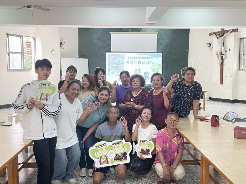 「香香的數位課程」中，一位講師在一對一指導學員如何使用手機分享網路到平板，並在應用商店下載形色app。學員們認真學習，積極操作手中的設備，展現出對新技術的強烈興趣。這樣的互動教學方式，讓學員能夠更好地掌握數位工具的應用，課程成效顯著。