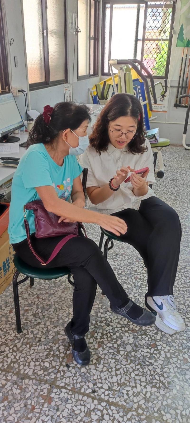 陳老師協助學員一對一教學