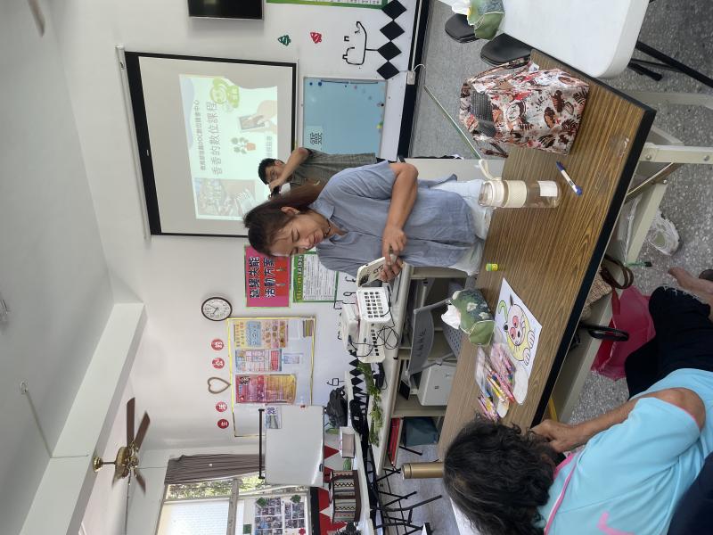 8月26日,信義DOC前往人倫文件站開設「香香的數位課程」的活動。這堂課程由年輕講師帶領,在透過植物揉香的過程,喚起長者對植物的認識與回憶。講師透過投影簡報,將植物的香氣與環境的記憶串聯在一起,讓長者們在熟悉的味道中,重溫過去的點滴,並促進