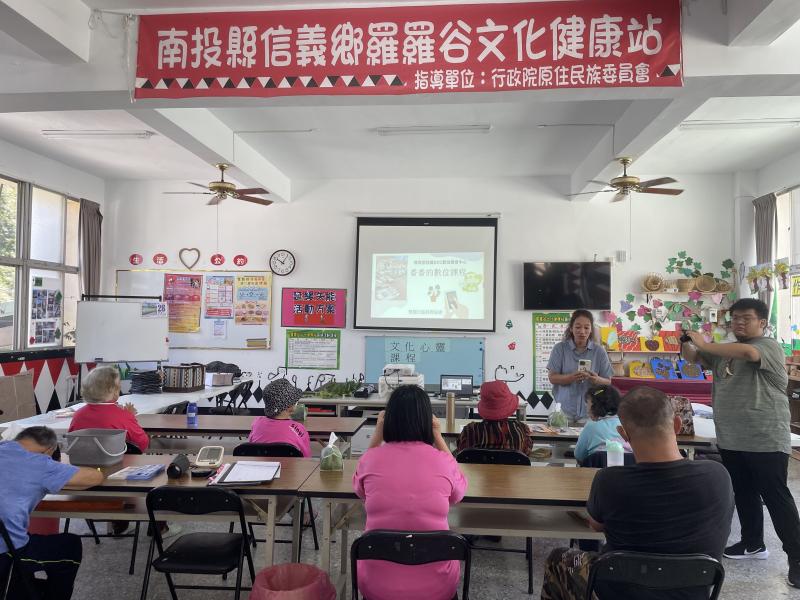 在「香香的數位課程」中,影片勾起長者回憶布農生活。一位長者看到釀小米酒的畫面,分享了兒時觀察母親製作小米酒的經歷,並回憶教孩子時的趣事。