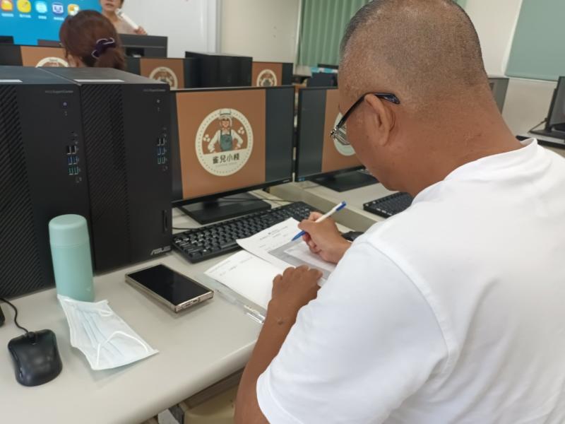 大哥好認真在做筆記，真是令人感動!