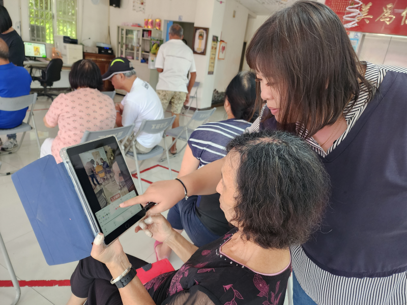 老師指導學員使用美圖秀秀APP將喜歡的文字加到照片上
