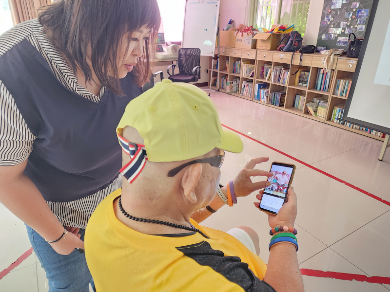 學員使用美圖秀秀APP製作自己的問候圖