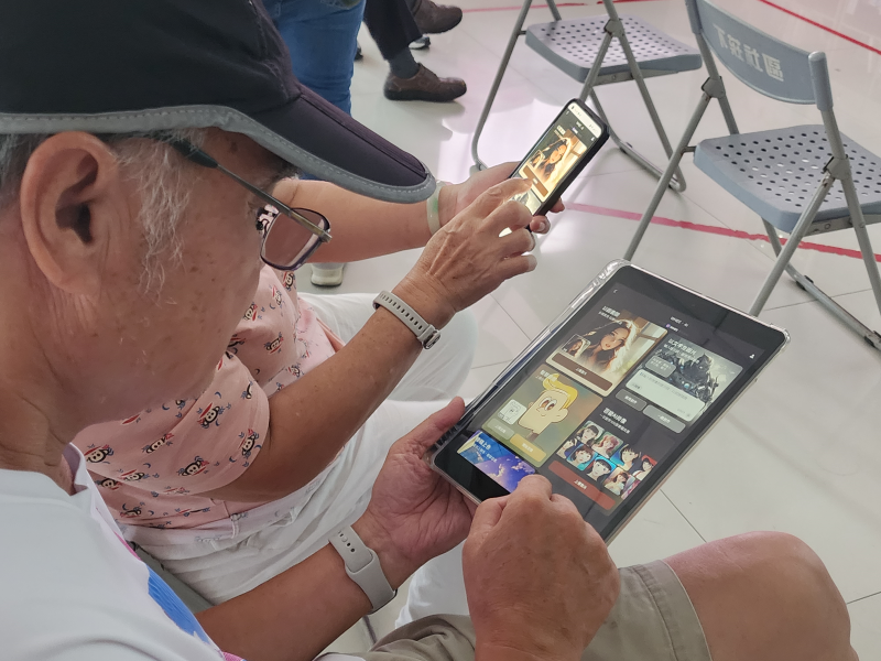 學員體驗美圖秀秀APP有趣的AI以圖繪圖功能