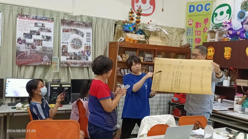 老師要求學員蒐集訪談對象——著名傳統彩繪藝師廖慶章老師的資料,從他的學習經歷到他在彩繪藝術領域的成就。這些準備工作為學員們深入了解廖老師的背景和事蹟提供了基礎。