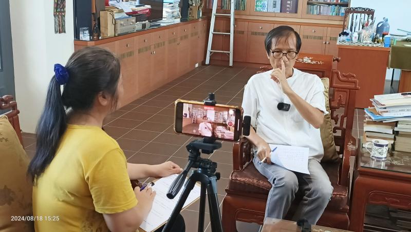 進入了實地訪談階段,主題是“關於藝師人生”,回顧了自己在藝術創作中的成就與挑戰。