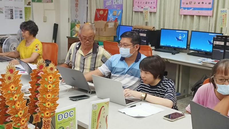 學員們使用Canva進行編輯和設計,將報導製作成精美的小報樣式,成功完成了從訪談準備、實地訪談到後期製作的全過程學習。