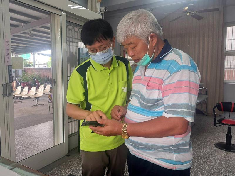 課餘時間講師指導長輩