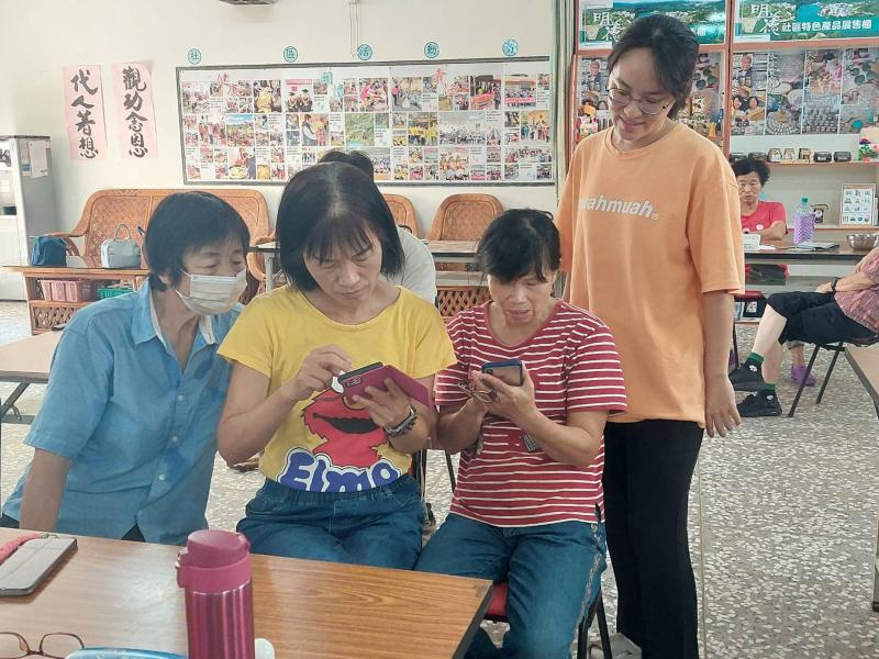 社區長輩及民眾認真學習