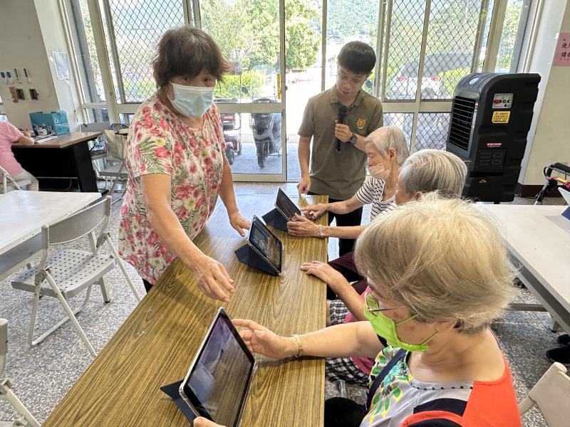 課堂上老師指導學員如何下載美華卡拉吧APP操作步驟.