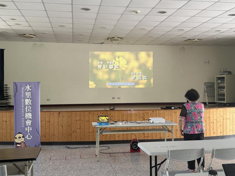 將YouTube日語歌分享播放，學員實地練習唱歌情形.