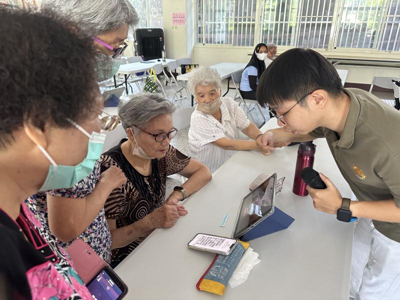 學會平板及手機下載唱歌App的操作方式.
