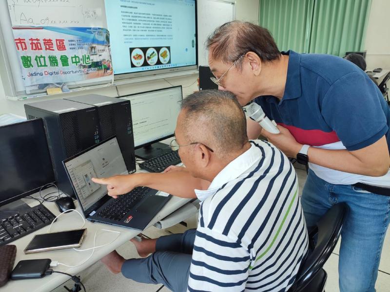 講師指導學員實際製作繪本電子書圖片