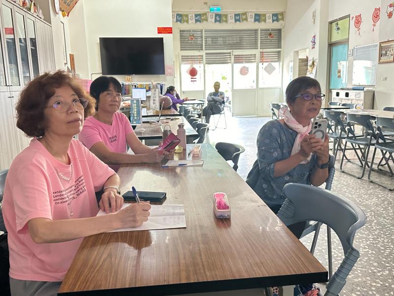 學員們認真鈴蓁老師解說攝影技巧