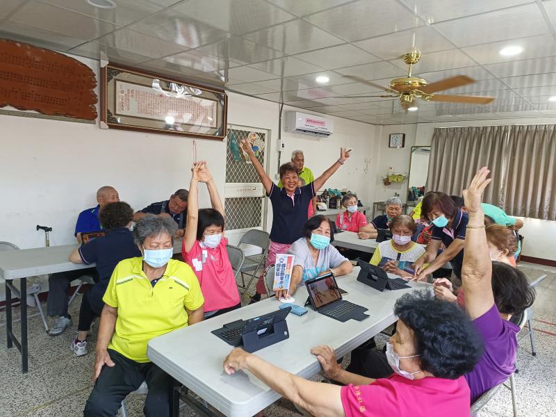 講師針對健康資訊協助學員，在網站搜尋提供專業的健康知識和醫療建議。