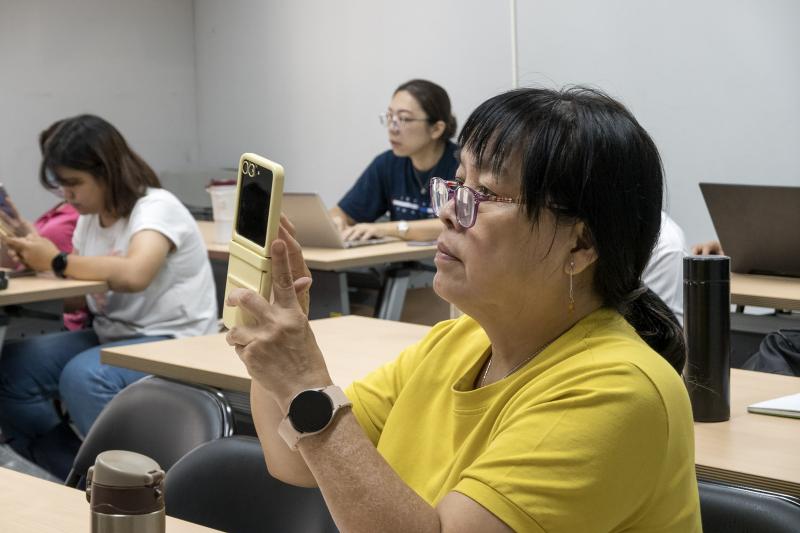 學員跟著講師介紹認真學習數位工具的操作