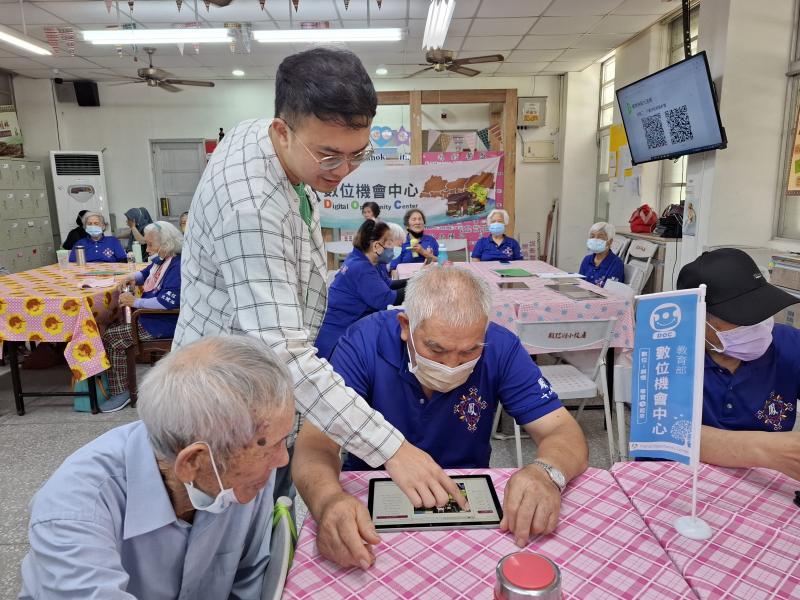 講師協助學員使用平板APP照片拚貼九宮格